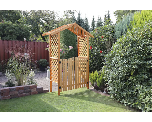 Portail de jardin en bois avec treillis dans le jardin