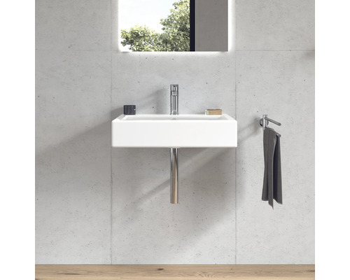 Modernes Badezimmer mit weißem Waschbecken, Armatur, Handtuchhalter und Spiegel mit Beleuchtung.