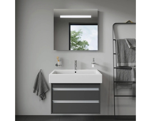 Salle de bains moderne avec meuble sous-lavabo, miroir, porte-serviettes et accessoires.