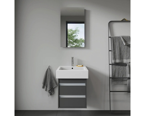 Salle de bains avec meuble sous-vasque, miroir et porte-serviettes