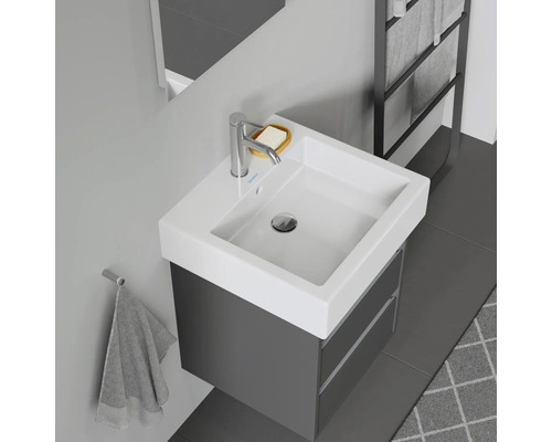 Salle de bain moderne avec lavabo, robinet, savon et serviette