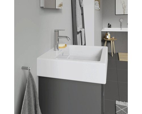 Salle de bains moderne avec lavabo, robinet et porte-serviettes