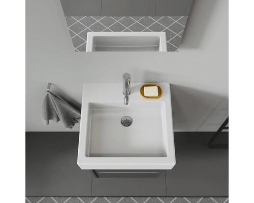 Vue de dessus d''un lavabo avec robinetterie, savon et serviette