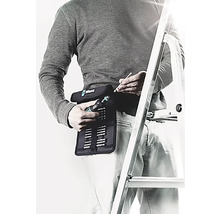 Homme avec un set d''outils Wera à la ceinture et une échelle en arrière-plan.