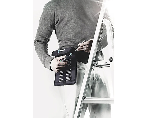 Homme avec un set d''outils Wera à la ceinture et une échelle en arrière-plan.