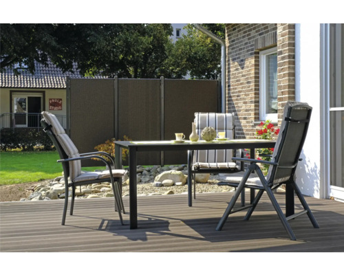Terrasse avec table de jardin, chaises et pare-vue