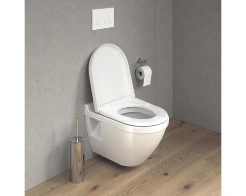 WC suspendu avec bride ouverte et brosse de toilette dans la salle de bain.