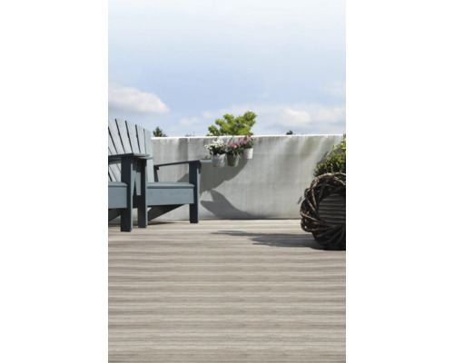 Holzterrasse mit Sichtschutz, Gartenstuhl und Pflanzen