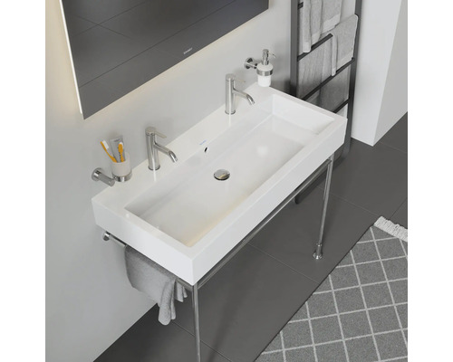 Weißer Waschtisch mit Chromgestell und Armaturen im Badezimmer