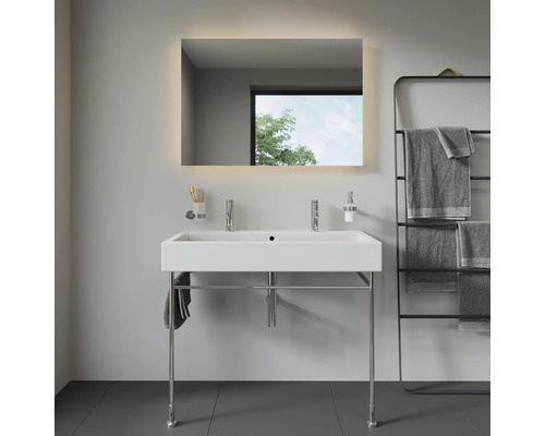 Modernes Badezimmer mit Doppelwaschtisch, beleuchtetem Spiegel und Handtuchhalter