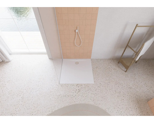 Salle de bain avec receveur de douche, porte-serviettes et fenêtre