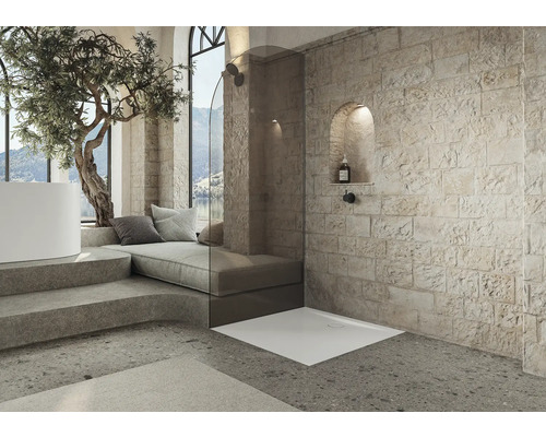 Salle de bains avec douche, coin salon et grande fenêtre