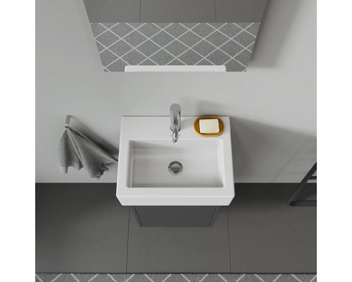 Vue de dessus d''une salle de bains avec lavabo, robinet, porte-savon et porte-serviettes