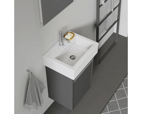 Salle de bain avec lavabo, robinet et porte-serviettes