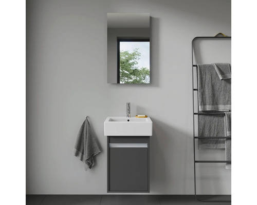 Salle de bains avec lavabo, armoire de toilette et porte-serviettes