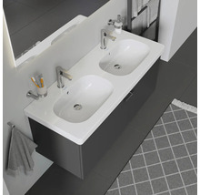 Badezimmer mit Doppelwaschtisch, Armaturen und grauem Unterschrank