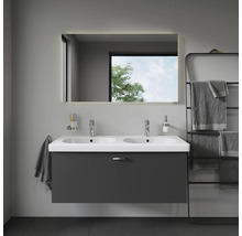 Modernes Badezimmer mit Doppelwaschbecken, beleuchtetem Spiegel und Handtuchhalter