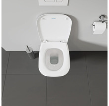 Vue de dessus de toilettes avec couvercle ouvert et dérouleur de papier toilette.