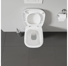 Vue de dessus de toilettes avec couvercle ouvert dans une salle de bains.