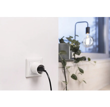 Adaptateur de prise avec câble branché dans un intérieur