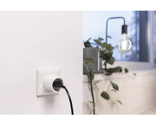 Adaptateur de prise avec câble branché dans un intérieur