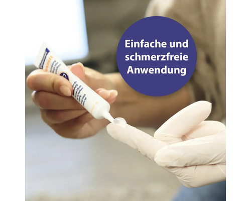 Personne appliquant du gel cicatrisant sur le doigt