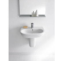 Lavabo en céramique blanche avec robinet, savon et miroir au mur