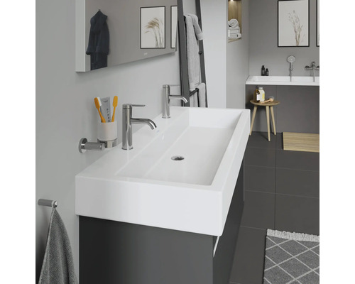 Salle de bain moderne avec double vasque, robinetterie et accessoires