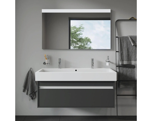 Salle de bains moderne avec lavabo, miroir et porte-serviettes