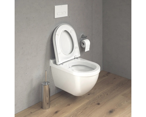 WC suspendu avec brosse de toilette et support papier dans la salle de bain