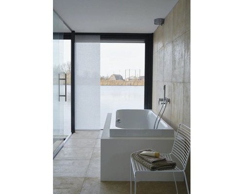 Salle de bains avec baignoire, paroi de douche et fenêtre donnant sur le lac