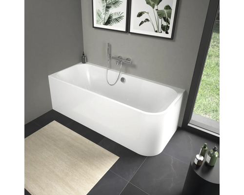 Elegantes Badezimmer mit rechteckiger Badewanne und Chromarmatur