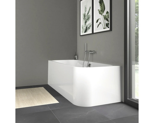 Modernes Badezimmer mit freistehender Badewanne und Armatur