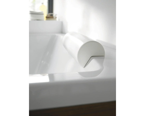 Appuie-tête de baignoire sur le bord de la baignoire