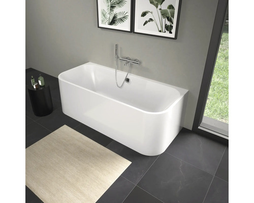 Baignoire îlot avec robinetterie et décoration dans une salle de bain