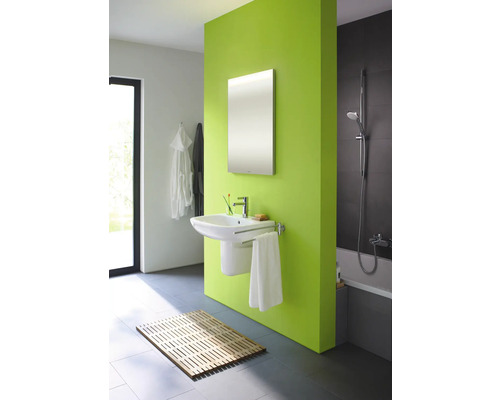 Helles Badezimmer mit Waschbecken, Spiegel, Badewanne und Holzbodenmatte