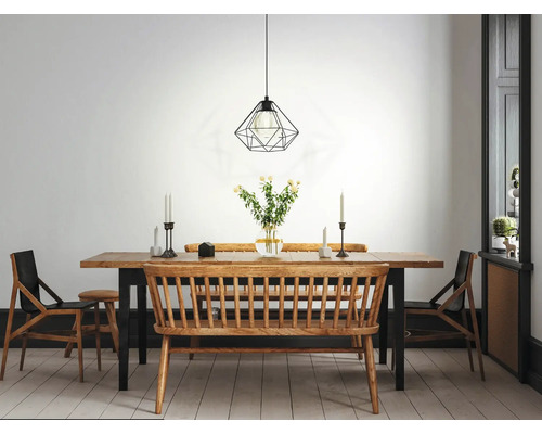 Scène de table à manger avec table en bois, banc et chaises sous une suspension géométrique