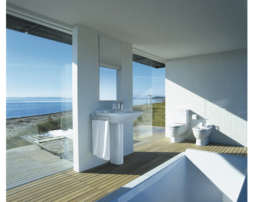 Badezimmer mit Waschbecken, Toilette, Bidet und Badewanne in modernem Design