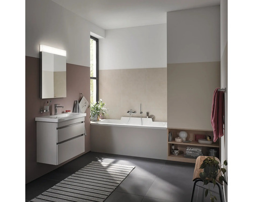 Salle de bains moderne avec meuble-lavabo, miroir, baignoire et étagères