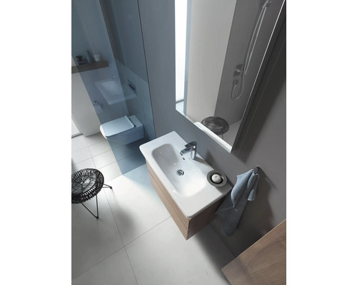 Salle de bain avec lavabo, toilettes et douche