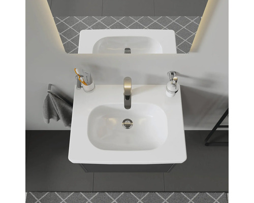 Vue de dessus d''une salle de bains avec lavabo, robinet, serviette et accessoires.