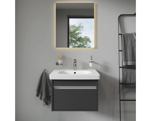 Salle de bains avec meuble sous-lavabo, miroir avec éclairage et porte-serviettes