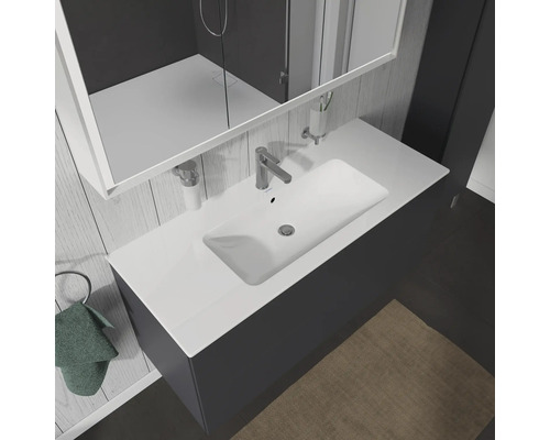 Meuble-lavabo avec miroir et anneau porte-serviettes dans salle de bains