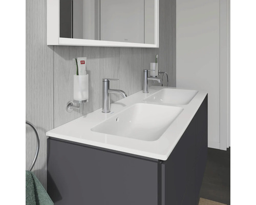 Doppelwaschtisch mit Unterschrank im Badezimmer