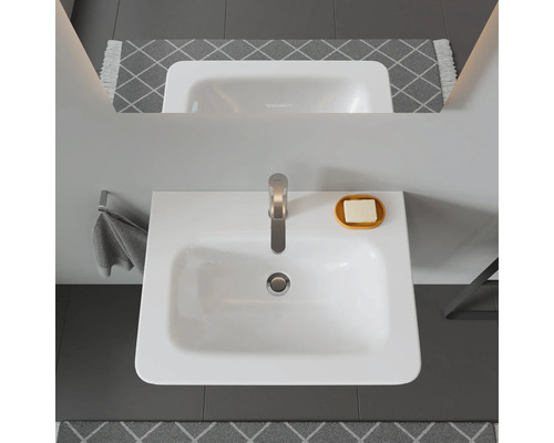 Vue de dessus d''un lavabo avec robinet, savon et serviette