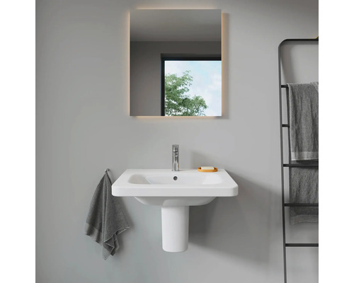 Salle de bains avec lavabo, miroir éclairé et porte-serviettes