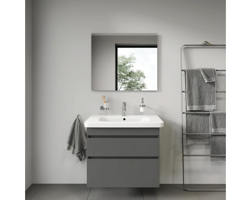 Salle de bain avec meuble sous-lavabo, miroir et porte-serviettes