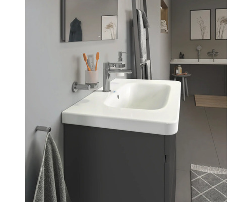 Salle de bains moderne avec lavabo, miroir et porte-serviettes