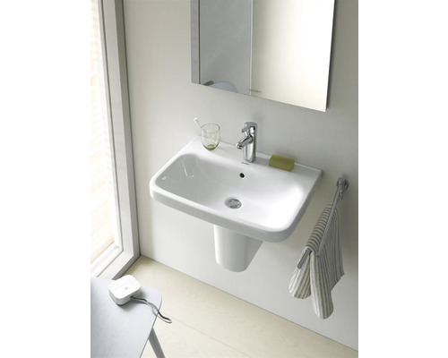 Lavabo avec robinet, savon et serviette dans la salle de bain