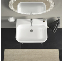 Vue de dessus d''une salle de bains avec lavabo, miroir et porte-serviettes